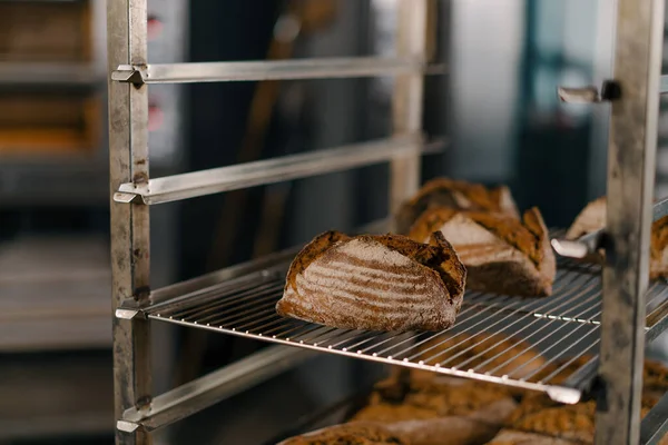 Pekařství Čerstvý Aromatický Chléb Leží Regálech Řemeslné Výroby Mouky Produkty — Stock fotografie