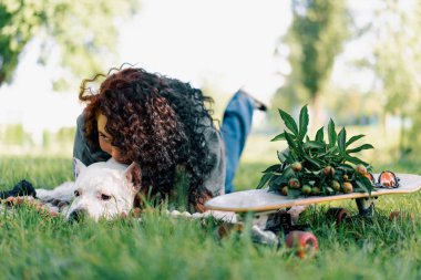 Pitbull 'un güzel beyaz köpeği, Stamfordshire Teriyeri' ni otların üzerinde sahibinin yanında yürüyüşe çıkarmış.