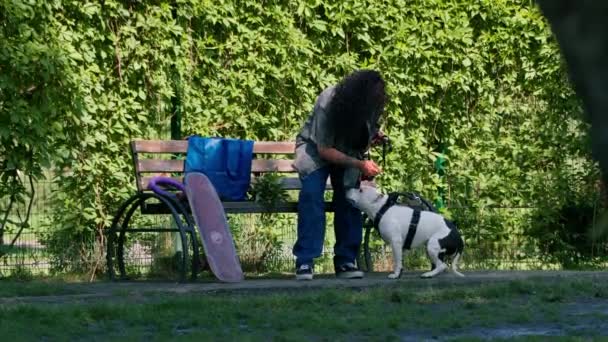 Молодая Девушка Фигуристка Белой Собакой Породы Большой Питбуль Стаффордширский Терьер — стоковое видео