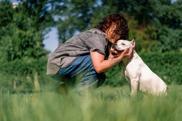 Köpek Psikologu Parkta Büyük Bir Pitbull Cinsinin Beyaz Köpeğini Sakinleştiriyor — Stok fotoğraf
