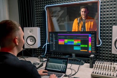Genç pop rap sanatçısı duygusal olarak profesyonel bir kayıt stüdyosunda yeni bir şarkı kaydediyor.
