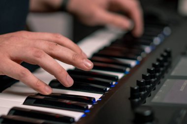 profesyonel kayıt stüdyosu ses mühendisi müzik yapımcısı sentezleyici tuşlarına basan müzisyen