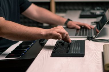 Profesyonel kayıt stüdyosu ses mühendisi ile parmak ses seviyesini ayarlar ses konsolu dengeleyicisi müzik yapar