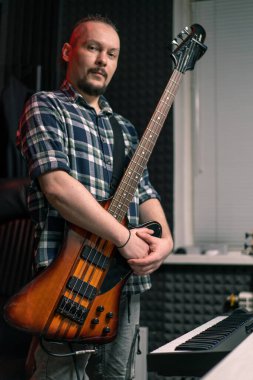 Bir müzik stüdyosunda elektro gitarlı bir rock müzisyeninin portresi.