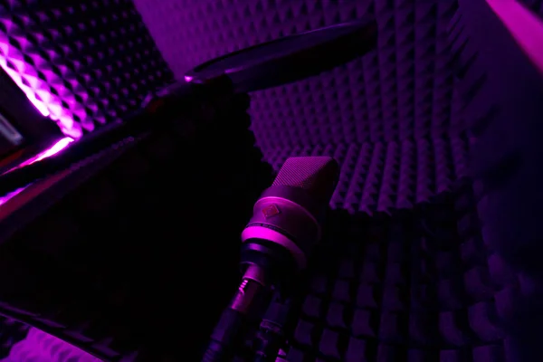 Professionell Inspelning Studio Sång Inspelningsutrustning Mikrofon Närbild Botten Visa Lila — Stockfoto