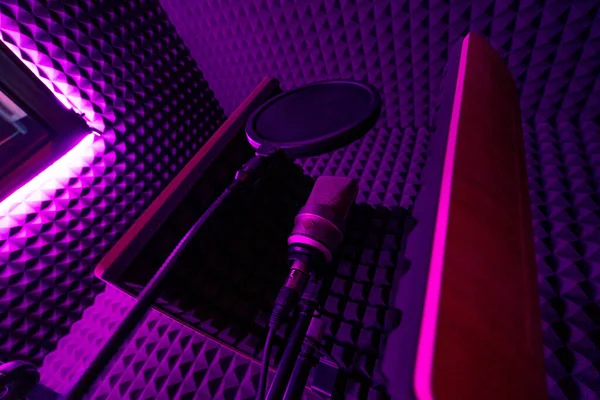 プロのレコーディングスタジオソングレコーディング機器マイクのクローズアップボトムビュー紫ネオンライト — ストック写真