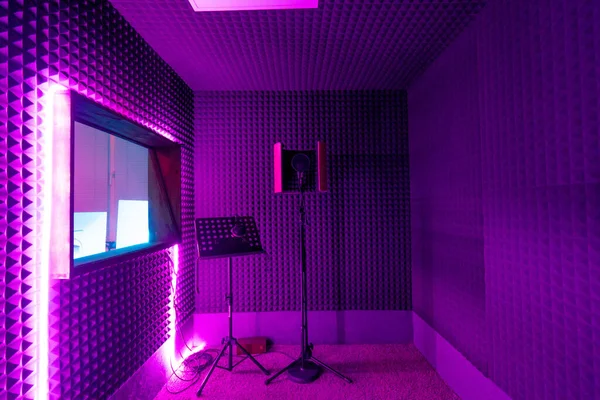 Üres Stúdió Professzionális Felszereléssel Mikrofon Állvány Hangmérnök Ablak Lila Neon — Stock Fotó