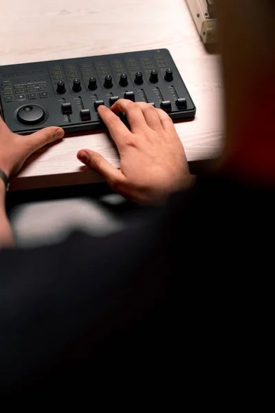 专业的录音室音响工程师用手指调整音量水平混合控制台均衡器制作音乐特写 — 图库照片