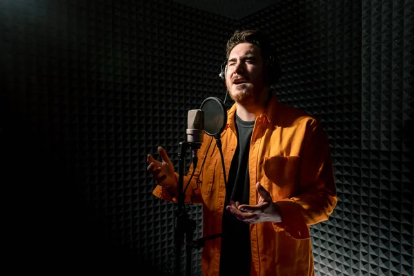 Junger Pop Rap Künstler Nimmt Mit Mikrofon Neuen Song Auf — Stockfoto