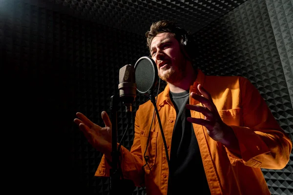 Junger Pop Rap Künstler Nimmt Mit Mikrofon Neuen Song Auf — Stockfoto