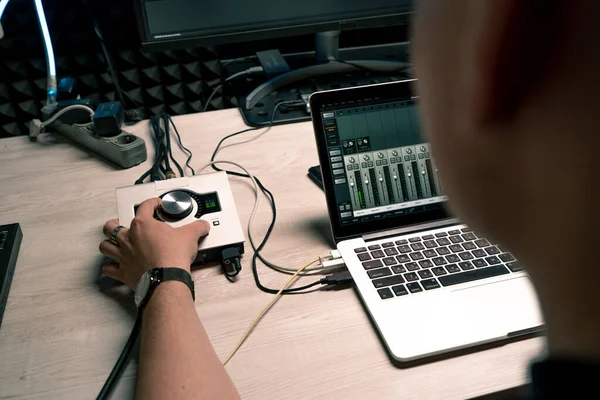 プロのサウンドレコーディングスタジオサウンドエンジニアがミキサーコンソールイコライザーの音量レベルを調整し 音楽ラップトップを作成 — ストック写真