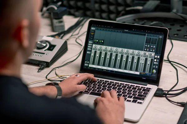 사운드 레코딩 스튜디오 사운드 엔지니어는 노트북을 만드는 이퀄라이저의 사운드 레벨을 — 스톡 사진