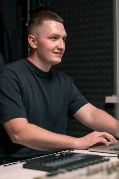 Genç Gülümseyen Ses Mühendisi Kayıt Stüdyosu Karışık Şarkılar Dizüstü Bilgisayarlı — Stok fotoğraf