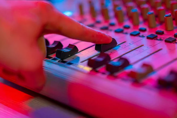 Επαγγελματικό Ηχητικό Δάχτυλο Μηχανικού Στούντιο Ηχογράφησης Ρυθμίζει Επίπεδο Ήχου Μίξερ — Φωτογραφία Αρχείου