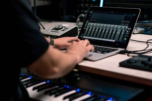 사운드 레코딩 스튜디오 사운드 엔지니어는 노트북을 만드는 이퀄라이저의 사운드 레벨을 — 스톡 사진