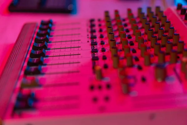Mixer Fernbedienung Geräuscheinstellung Lautstärkepegel Musikerzeugung Tonstudio Musikproduktion Neonlicht — Stockfoto