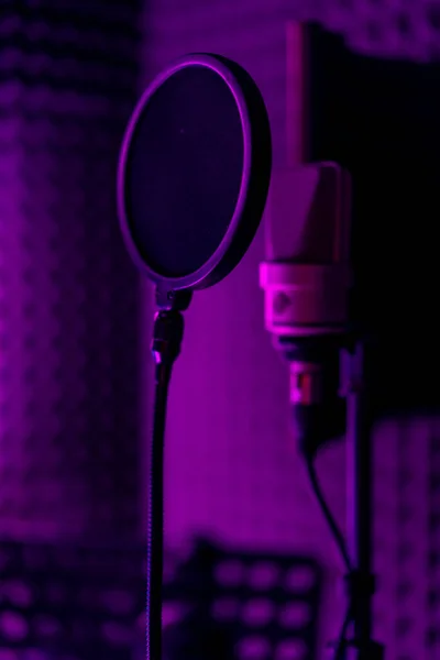 Profesyonel Kayıt Stüdyosu Kayıt Ekipmanı Mikrofon Yakın Çekim Mor Neon — Stok fotoğraf