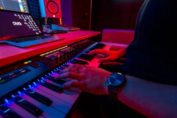 Professioneller Toningenieur Musikproduzent Musiker Drückt Synthesizertasten Rotes Neonlicht — Stockfoto
