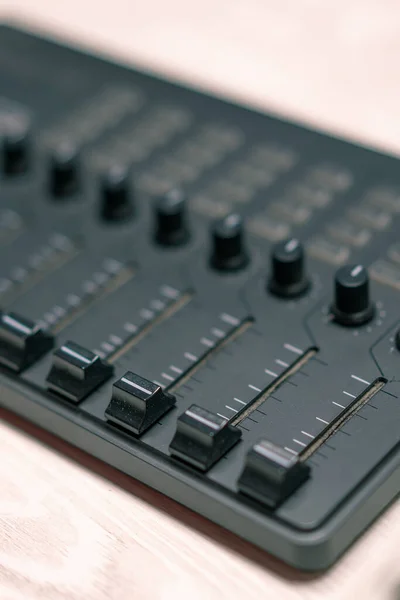 リモートコントロールミキサーは音量レベルを調整して音楽レコーディングスタジオイコライザーボタンを作成します — ストック写真