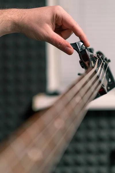 Kayıt Stüdyosunda Elektro Gitarlı Bir Rock Müzisyeni Kendi Müzik Enstrümanlarını — Stok fotoğraf