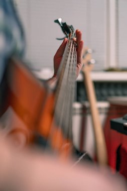Kayıt stüdyosunda elektro gitarlı bir rock sanatçısı kendi şarkısını çalıyor şarkı enstrümanlarını yaratıyor.
