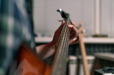 Kayıt stüdyosunda elektro gitarlı bir rock sanatçısı kendi şarkısını çalıyor şarkı enstrümanlarını yaratıyor.