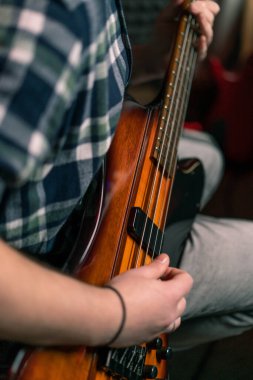 Kayıt stüdyosunda elektro gitarlı bir rock sanatçısı kendi şarkısını çalıyor şarkı enstrümanlarını yaratıyor.