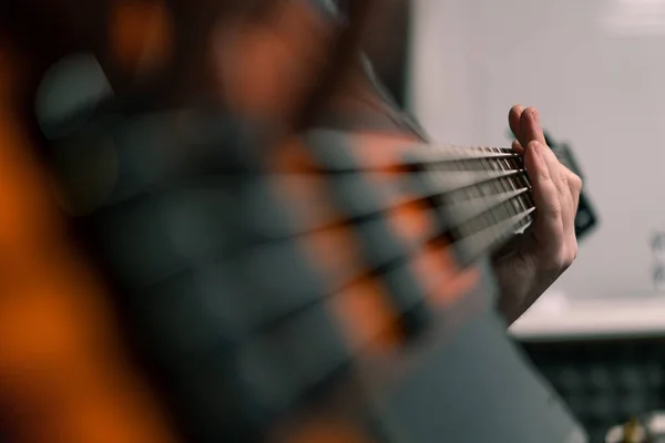 스튜디오 녹음에서 기타와 연주자 문자열 클로즈업을 만드는 자신의 트랙을 — 스톡 사진