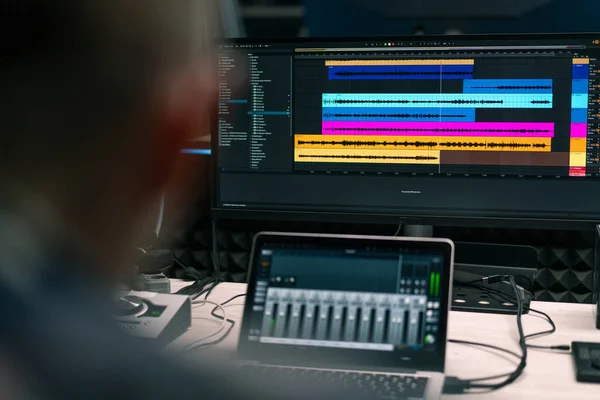 Studio Nagraniowe Producent Dźwięku Miesza Utwory Ekran Kolorowe Ścieżki Audio — Zdjęcie stockowe
