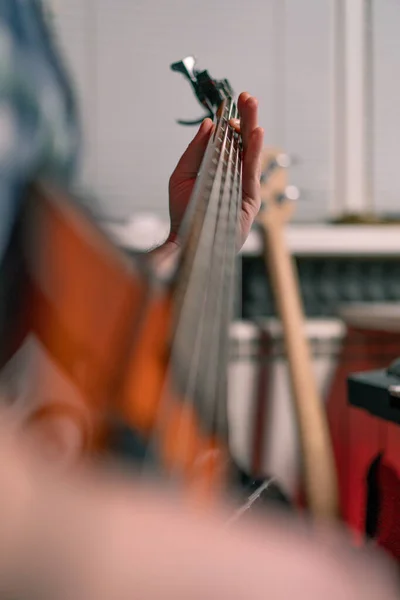 스튜디오 녹음에서 기타와 연주자 문자열 클로즈업을 만드는 자신의 트랙을 — 스톡 사진