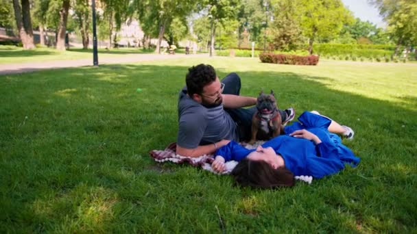 Couple Marié Repose Dans Nature Repose Sur Drap Dans Parc — Video