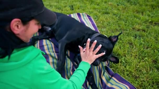 Kvinnlig Tränare Med Stor Svart Hund Käpp Corso Promenad Parken — Stockvideo