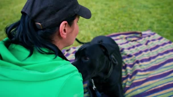 Kvinnlig Tränare Med Stor Svart Hund Käpp Corso Promenad Parken — Stockvideo