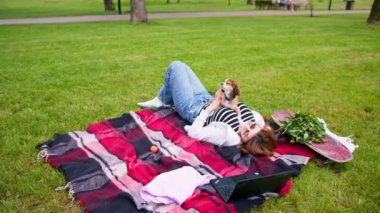 Parkta gezintiye çıkmış küçük, sevimli bir köpek. Evcil hayvan. Mutlu bir arkadaşlık.