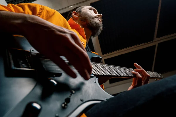 Intérprete Rock Com Guitarra Elétrica Gravação Estúdio Gravação Tocando Própria — Fotografia de Stock