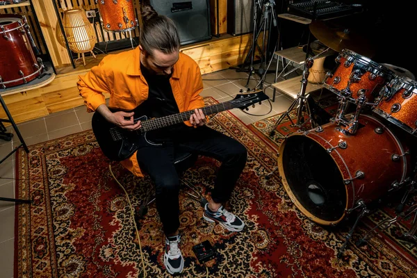 Retrato Jovem Artista Rock Com Guitarra Elétrica Estúdio Gravação Tocando — Fotografia de Stock
