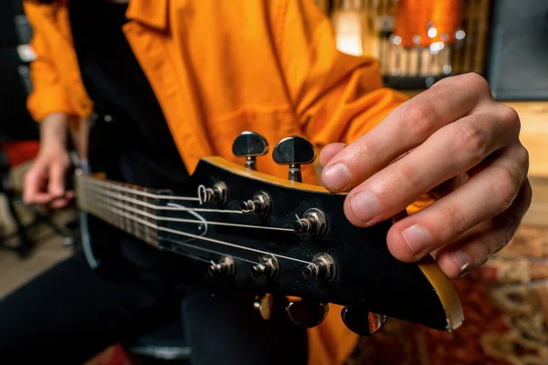 Performer Rock Com Guitarra Elétrica Gravação Estúdio Gravação Tocando Própria — Fotografia de Stock