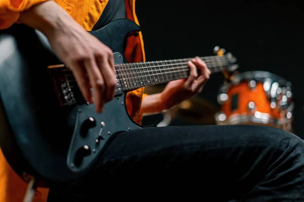 Kayıt Stüdyosunda Elektro Gitarlı Bir Rock Sanatçısı Kendi Şarkısını Çalıyor — Stok fotoğraf
