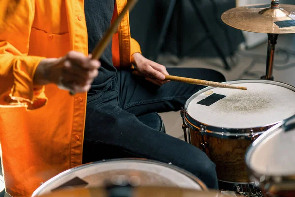 Ein Junger Männlicher Schlagzeuger Spielt Ein Schlagzeug Einem Aufnahmestudio Bei — Stockfoto