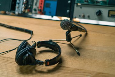 profesyonel kayıt stüdyosu dengeleyicisi mikrofon kulaklıklar yakın çekim ses mühendisi kayıt ekipmanları