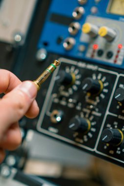 ses mühendisi ses kablosu profesyonel kabloları konnektörler müzik ekipmanları kayıt stüdyosuna bağlar