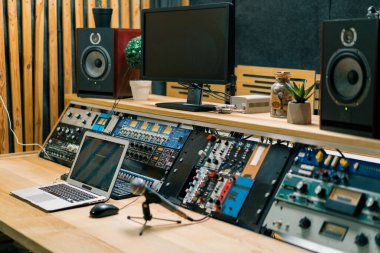 Bir kayıt stüdyosu kontrol paneli karıştırıcısı ve bir dengeleyici faders düğmeleri şarkı kayıt için