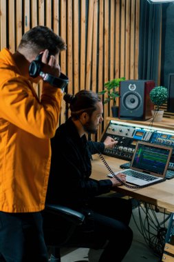 Genç pop rap sanatçısı duygusal olarak profesyonel bir kayıt stüdyosunda yeni bir şarkı kaydediyor.