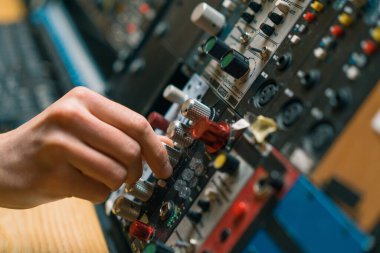 Ses Mühendisi Dijital Ses Karıştırıcı Kaydırma Mühendisi Tuşlara Basıyor Kayıt Stüdyosu Teknisyeni Kapanışı