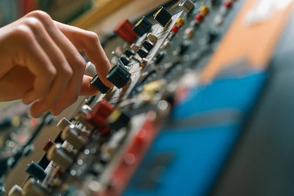 Engenheiro Som Usando Digital Audio Mixer Sliders Engenheiro Pressionando Chaves — Fotografia de Stock