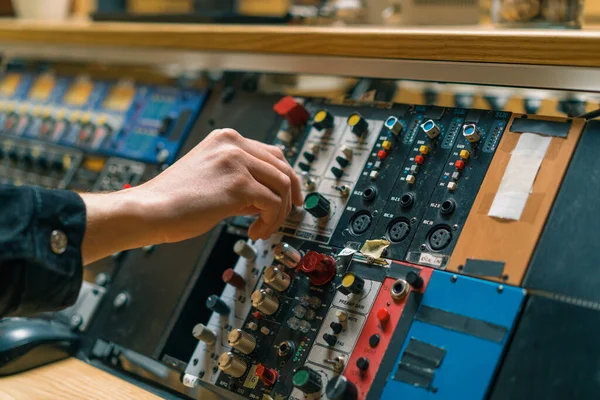 Sound Engineer Using Digital Audio Mixer Sliders Engineer Pressing Keys — Stock Photo, Image