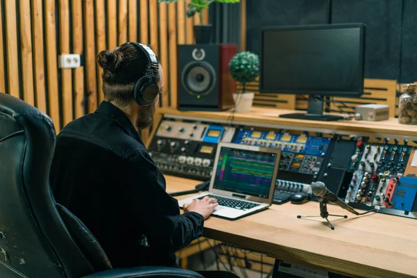 Young Sound Engineer Headphones Working Music Studio Monitors Equalizer Mixing — Stock Photo, Image
