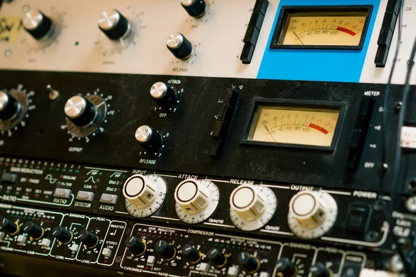デシベルクローズアップを示すレコーディングスタジオでのプロのアナログボリュームメーターの古いディスプレイ — ストック写真