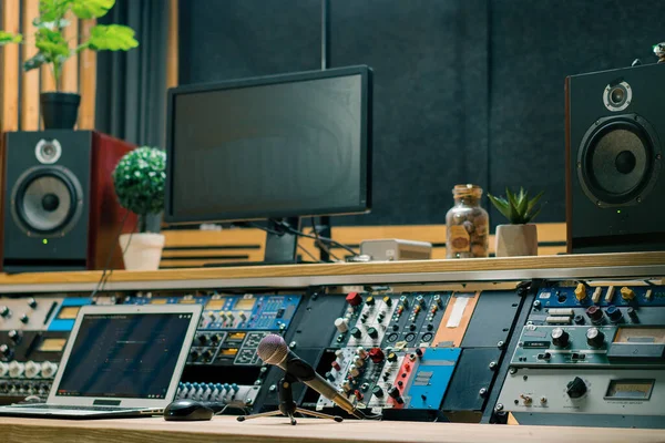録音スタジオコントロールパネルミキサー 曲の録音を放送するためのイコライザー色のボタン — ストック写真