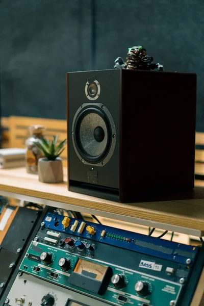 サウンドエンジニアスピーカーサウンドレコーディング機器のための空のプロサウンドレコーディングスタジオイコライザスクリーン — ストック写真